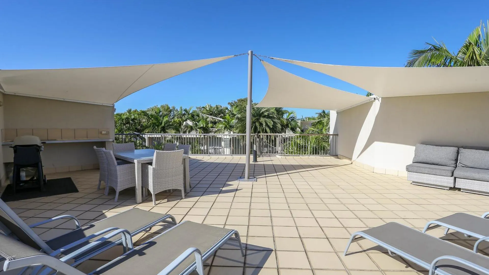 Noosa Tropicana Noosaville Aparthotel